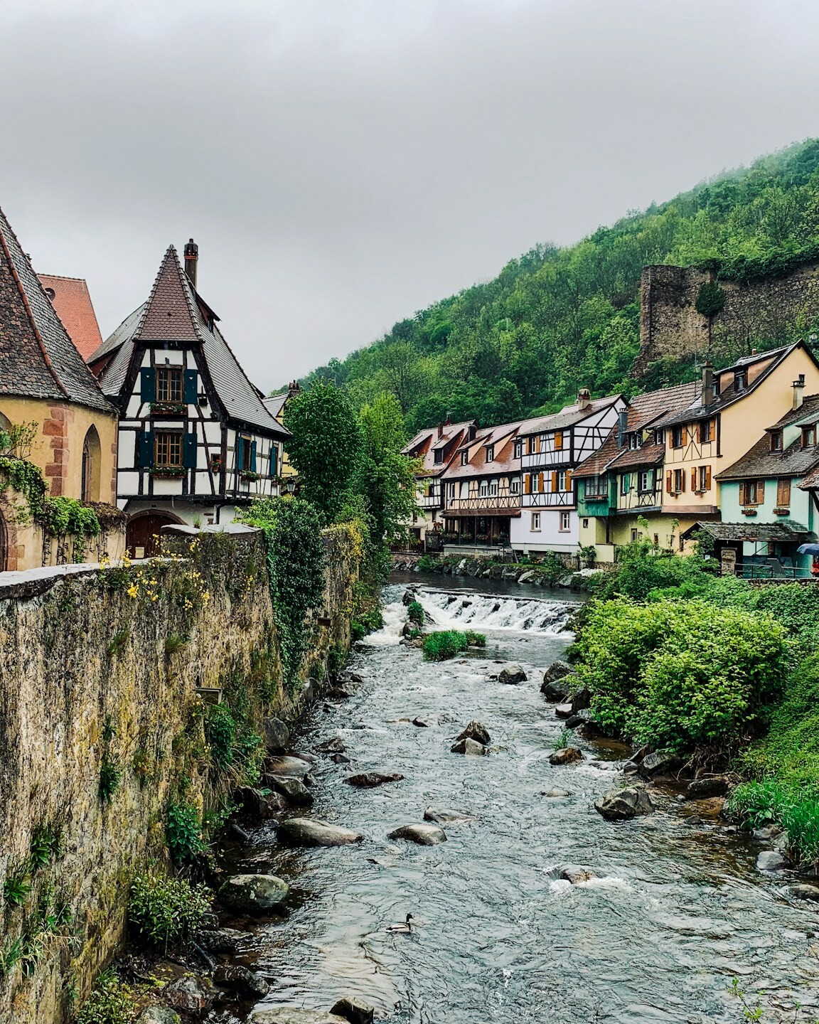 Village de Kaysersberg avec ses maisons à colombages et le pont fortifié sur la Weiss, Route des Vins d’Alsace