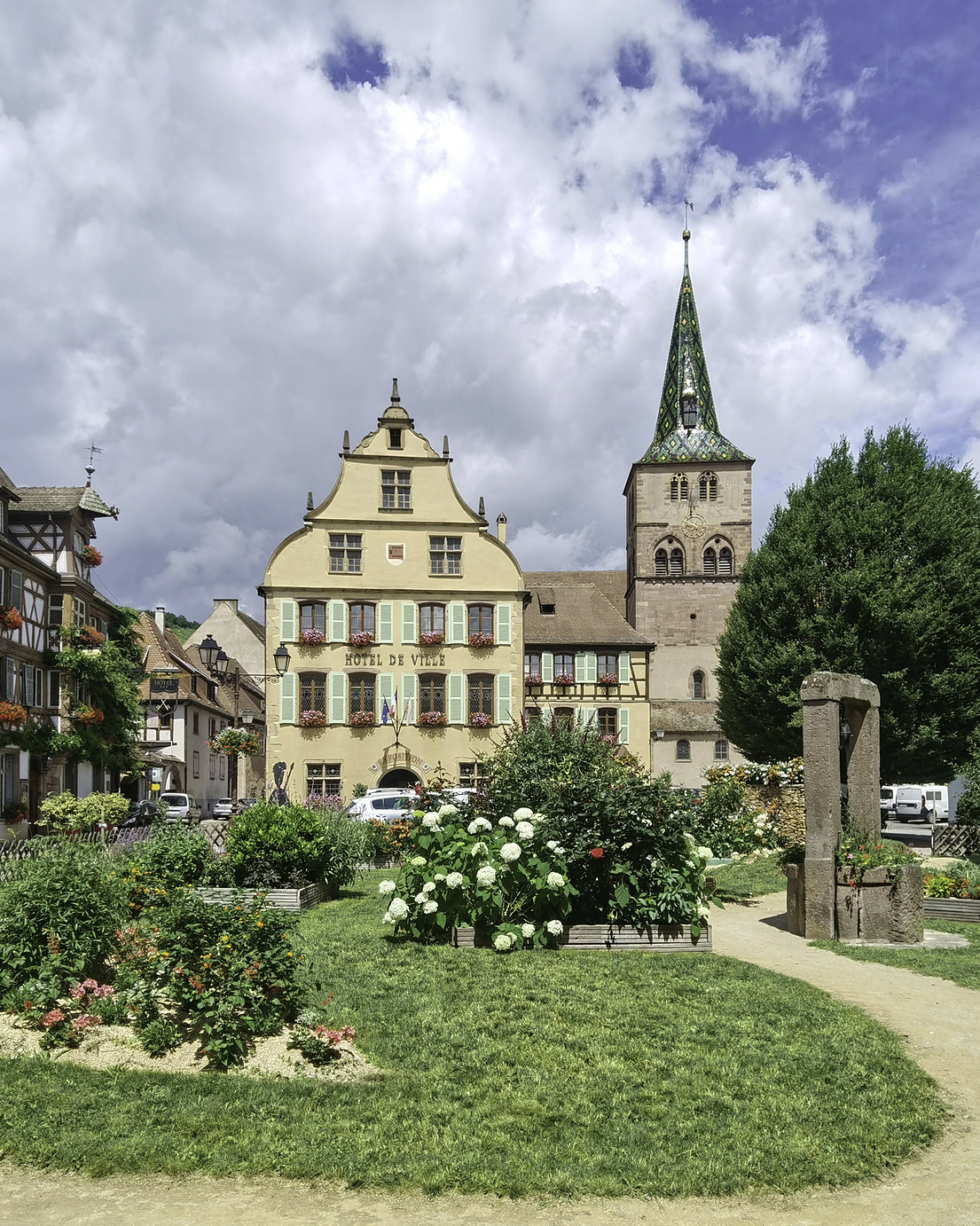 Porte fortifiée et maisons à colombages de Turckheim, au pied des vignes du Grand Cru Brand, Alsace. Adaptez-le à ce que montre votre photo.